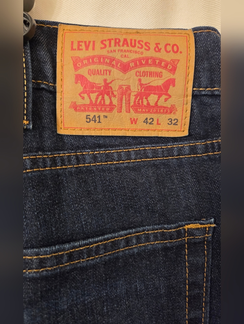 Levi's 541 Dark Blue Jeans - Men - Like New - Size 42